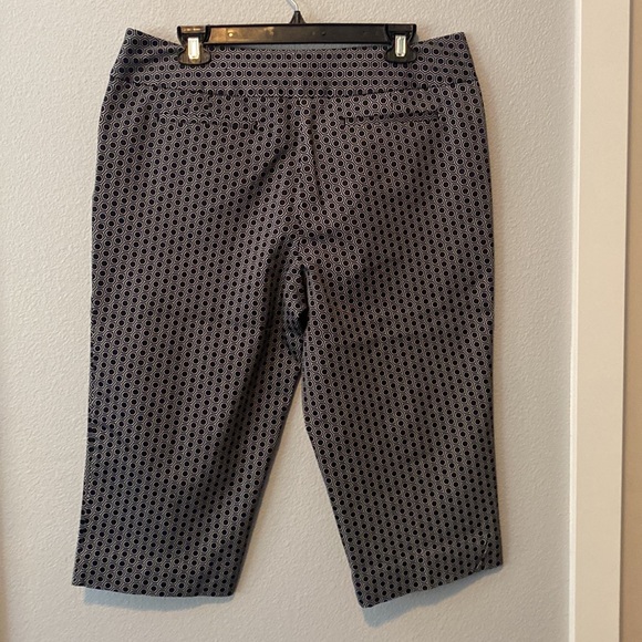 Worthington Black and White Modern Fit Capri Pants Size 12 - Picture 7 of 9